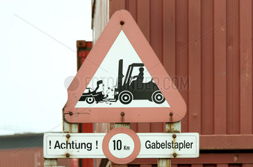 Bremen  Deutschland  Schild Unfallgefahr mit Gabelstaplern