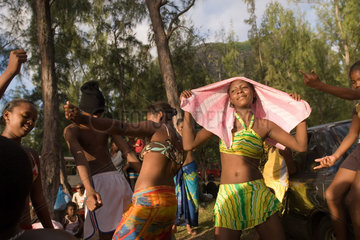 Tanzende am Strand von La Morne Brabant (Mauritius)
