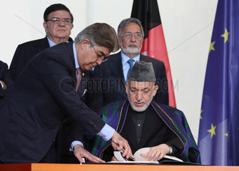 Berlin  Deutschland  Hamid Karzai  Praesident Afghanistans  bei der Unterzeichnung des Partnerschaftsabkommens