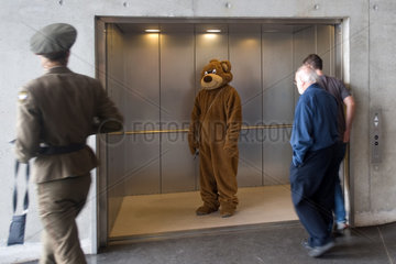Berlin  Deutschland  ein Mann im Baerenkostuem im Fahrstuhl in der AdK