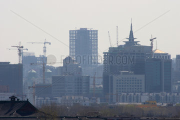 Skyline des neuen Pekings  im Vordergrund die Altstadt