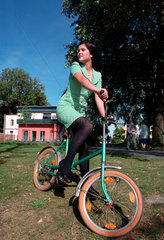 Berlin  eine junge Frau mit Fahrrad