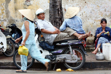 Vietnam  Ein Mann sitzt auf seinem Motorrad