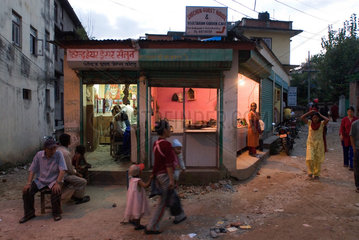 Friseur und Fleischerladen in Kathmandu (Nepal)