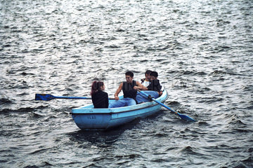 Menschen im Boot auf dem Herastrau-See (Lacul Herastrau) in Bukarest