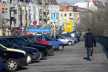 Berlin  parkende Autos und U-Bahnhof in Berlin-Tempelhof