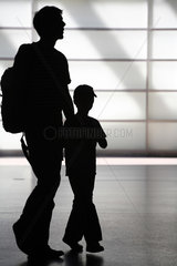 Berlin  Deutschland  Silhouetten eines Vaters mit seinem Sohn