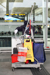 Hong Kong  Reinigungspersonal bei der Arbeit im Terminal des Flughafen Chek Lap Kok