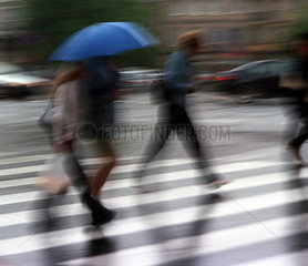 Eine Strassenszene in Warschau bei Regenwetter