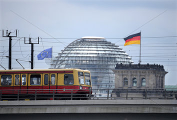 Berlin  Deutschland  S-Bahn im Regierungsviertel  im Hintergrund die Reichstagskuppel