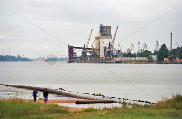 Blick ueber die Daugava auf den Hafen von Riga  Lettland