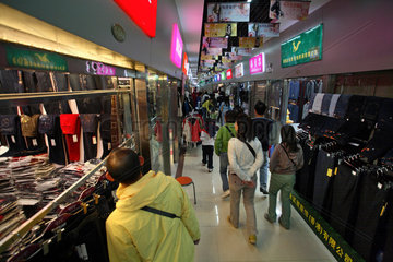 Shanghai  Menschen in einem Kaufhaus