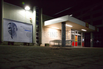 Berlin  Eingangsbereich eines BILLIX-Discounters bei Nacht