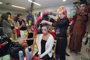 Model Backstage bei Kosmetika- und Frisurenmesse in Poznan  Polen