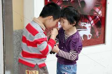 Macau  China  Kinder teilen sich eine Coca Cola