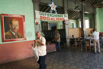 Santiago de Cuba  ein Plakat mit der Aufschrift -Defendiendo el socialismo-