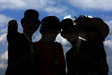 Epsom  Grossbritannien  Silhouetten von Frauen und Maennern mit Hut und Zylinder
