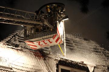 Berlin  Deutschland  Feuerwehr bekaempft einen Dachstuhlbrand
