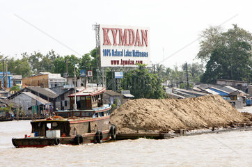 Vietnam  Transport von ausgehobenem Flusssand