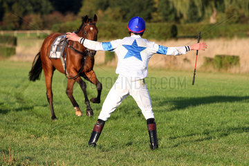 Hannover  Deutschland  Jockey versucht sein reiterloses Pferd aufzuhalten