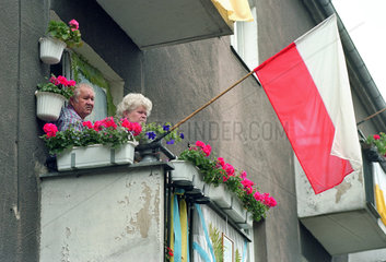 Rentner auf Balkon  Fronleichnamsfest in Poznan  Polen