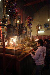 Hong Kong  China  glaeubige Buddhisten im Man Mo Tempel