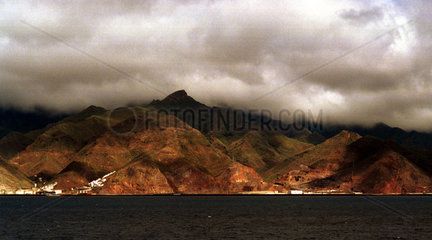 Santa Cruz de Tenerife  Teneriffa  Spanien  Regenwolken ueber der Kueste