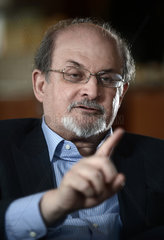 Berlin  Deutschland  Schriftsteller Salman Rushdie im Interview