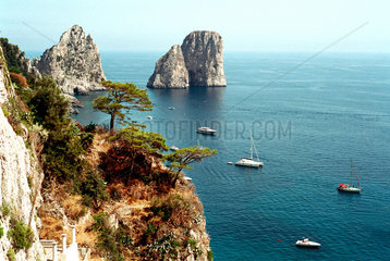 Capri  Blick auf die Faraglioni-Klippen