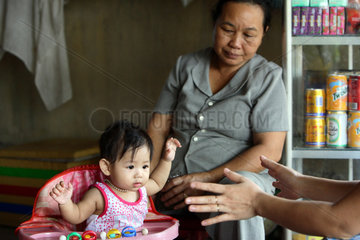 Vietnam  Grossmutter und Enkel