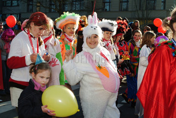 Berlin  verkleidete Maedchen auf einem Karnevalszug
