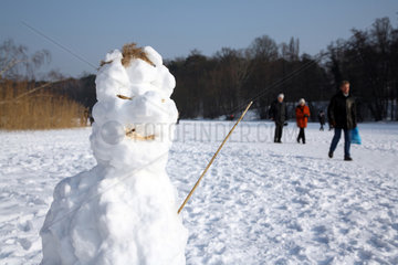Berlin  Deutschland  ein Schneemann auf dem zugefrorenen Schlachtensee