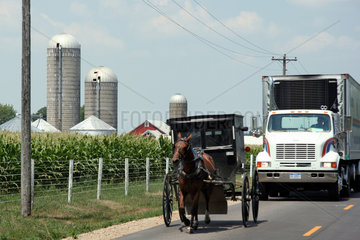 Topeka  USA  Pferdefuhrwerk der Amish People auf der Landstrasse