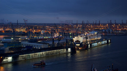 Hamburg  Deutschland  Abendstimmung ueber dem Hamburger Hafen