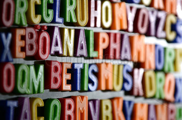 Berlin  Deutschland  das Wort Analphabetismus zwischen Buchstaben auf einer Magnettafel