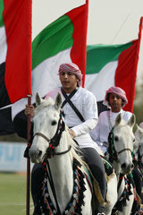 Dubai  Reiter mit Nationalflagge auf Arabischen Vollblutpferden