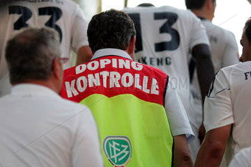 Berlin  Deutschland  Dopingkontrolleure begleiten einen Fussballer zur Kontrolle
