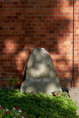Berlin  Deutschland  Grab von Bertolt Brecht auf dem Dorotheenstaedtischen Friedhof