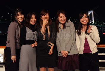 Tokio  Japan  lachende Frauen im Portrait