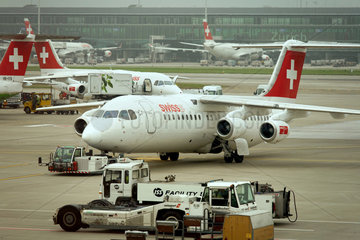 Zuerich  Schweiz  Flugzeuge der SWISS am Flughafen Zuerich