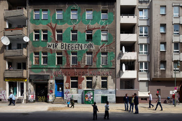 Berlin  Deustchland  Altbau mit bunter Fassade in der Waldemarstrasse
