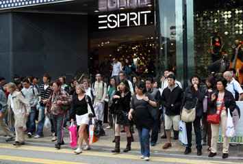 Hong Kong  China  Menschen vor einem Geschaeft von Esprit