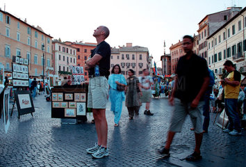 Rom  Menschen auf der Piazza Navona