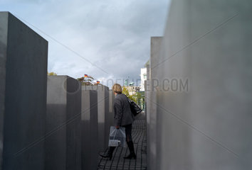 Berlin  Deutschland  eine Besucherin geht durch das Holocaustdenkmal