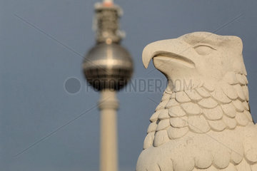 Berlin  Fernsehturm mit Steinadler