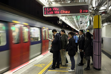 Hong Kong  China  Menschen auf einem U-Bahnhof