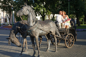 Minsk  Weissrussland  eiserne Pferdekutsche vor dem Rathaus mit einem Hochzeitspaar