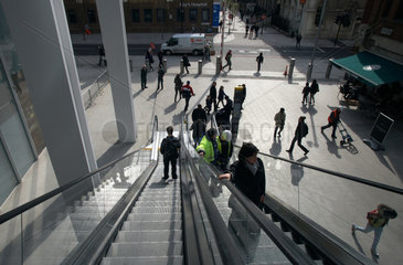 London  Grossbritannien  Menschen auf einer Rolltreppe