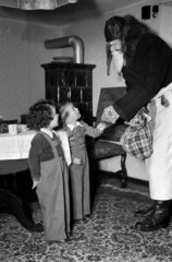 Nikolaus besucht Kinder  1953