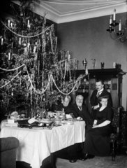 Familie an Heiligabend  1909